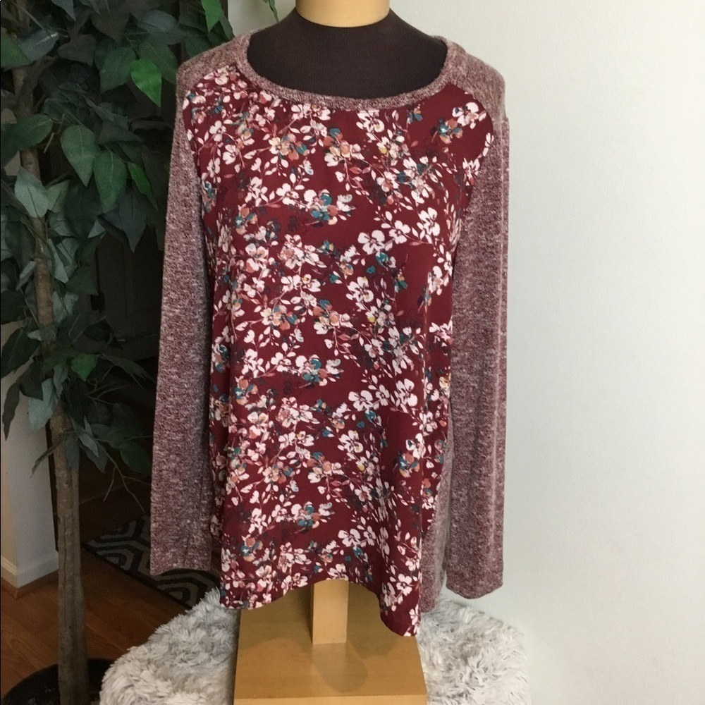 VAN Heusen Large floral multi color crewneck